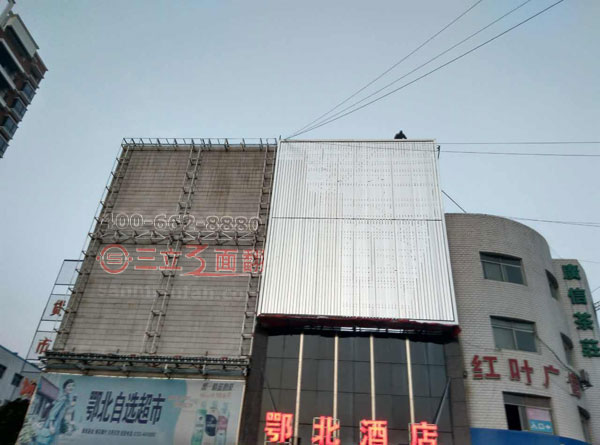 湖北省隨州市雙層分段三面翻外墻廣告牌案例施工圖片