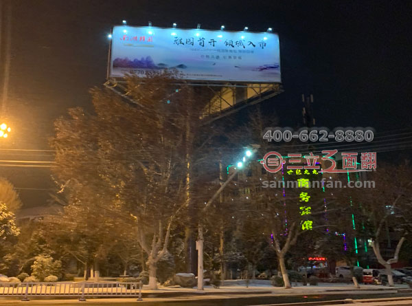 江蘇徐州銅山縣國道單立柱三角形高炮廣告牌案例圖片