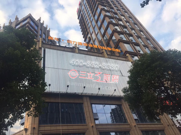 云南省瑞麗市超高裙樓外墻體三面翻廣告牌案例施工圖片