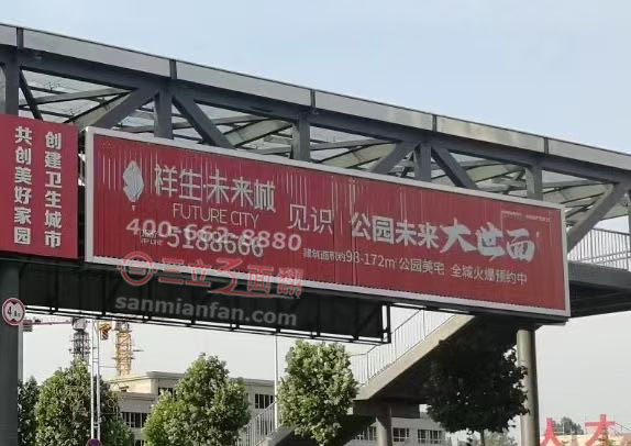 山東濟寧市區(qū)跨路懸掛三面翻過街天橋廣告牌案例施工圖片