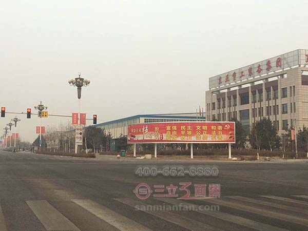 河北省唐山市路口弧形三面翻落地立柱廣告牌案例施工圖片